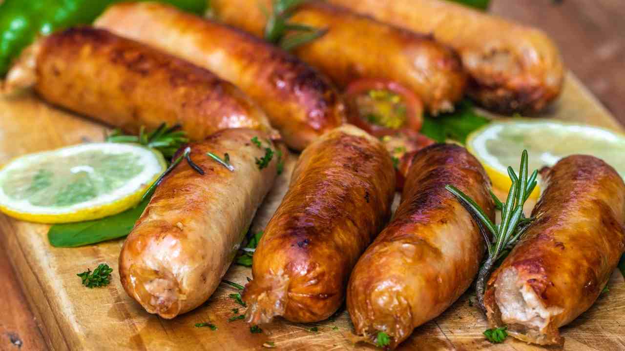 La pelle della salsiccia va tolta o si mangia? Ecco la risposta! 2022-1-23 Nonsapeviche.com