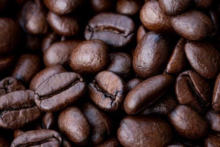 Non tutti sanno come una tazzina di caffè possa interferire con alcuni medicinali