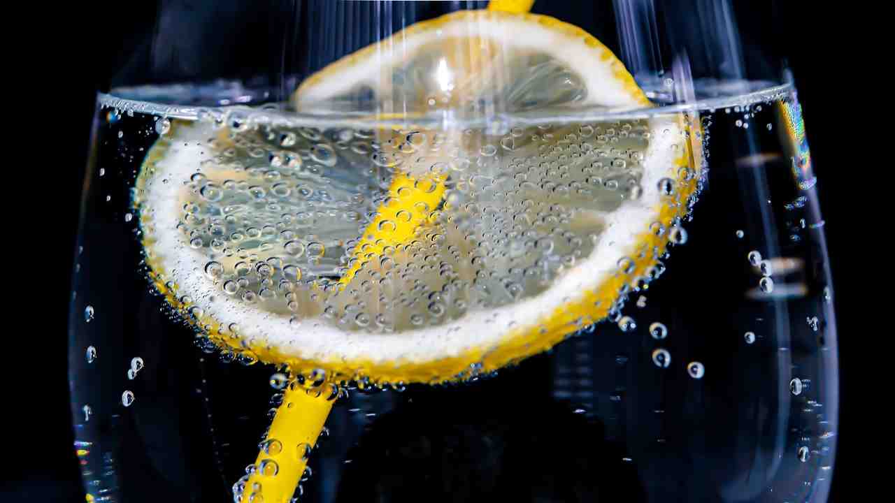 Assumere acqua e limone tutti i giorni ha benefici incredibili: ecco quali