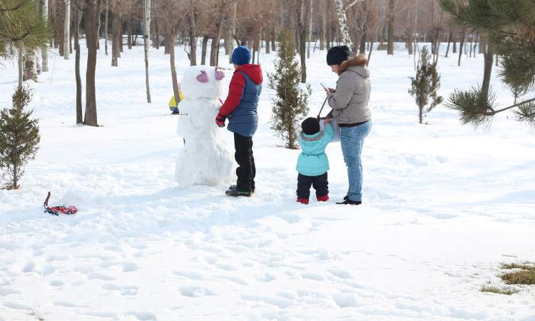 Come vestire i bambini per farli giocare con la neve