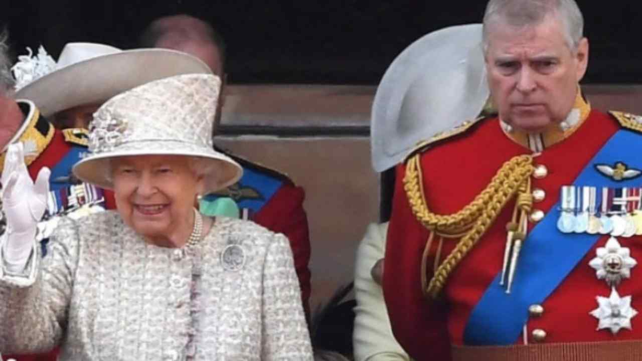 Il principe Andrea accusato di pedofilia: le reazioni della regina Elisabetta e di Carlo