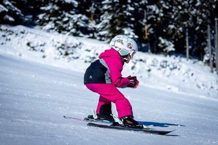 Parlano i pediatri, a che età possono sciare i bambini per non subire traumi