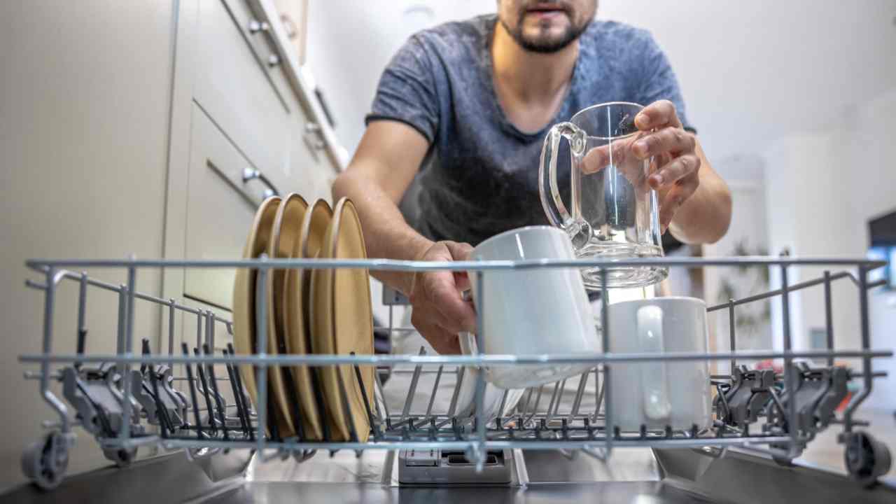 Non tutto si può mettere in lavastoviglie, ci sono degli utensili da cucina che vanno lavati a mano! 2022-1-4 Nonsapeviche.com