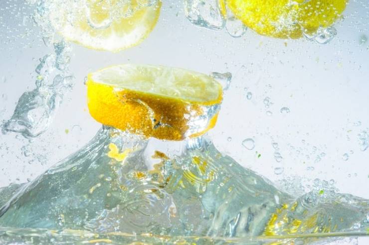 Assumere acqua e limone tutti i giorni ha benefici incredibili: ecco quali