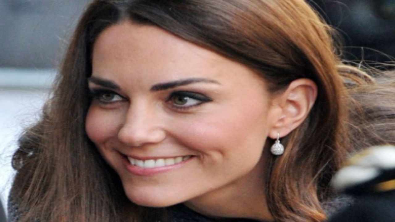 Il segreto di bellezza di Kate Middleton svelato dalla make-up artist della Royal Family: costa meno di 10 euro