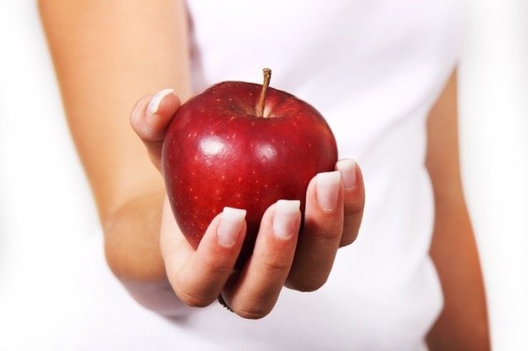 Non mangiare più di una mela al giorno ecco cosa potrebbe succedere al tuo corpo