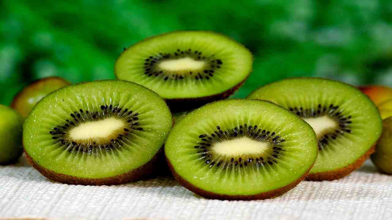 Ecco perché dovremmo mangiare i i kiwi, fanno una cosa che l'altra frutta non fa