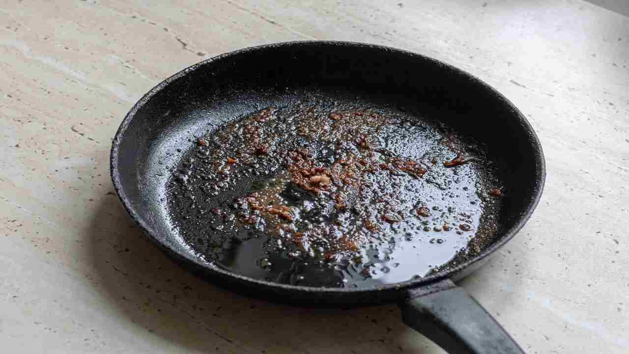 Padelle incrostate come pulirle in un batter d'occhio con questi trucchetti