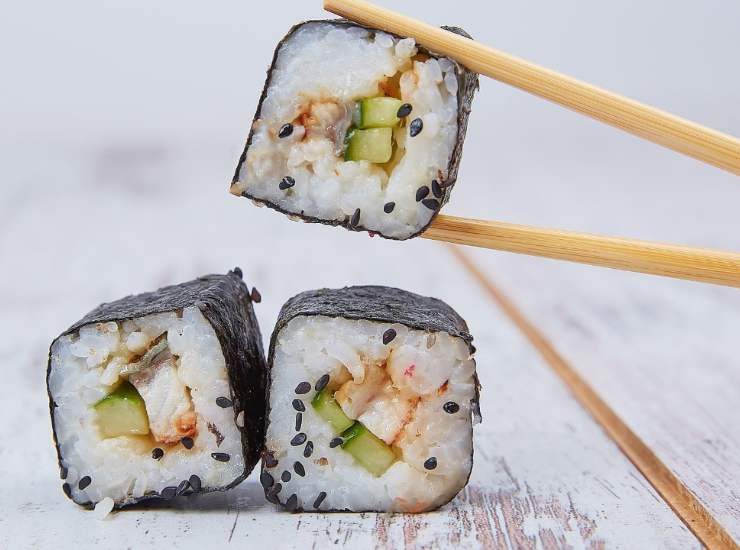 il segreto per mangiare con la bacchette del giappo senza far cadere il cibo