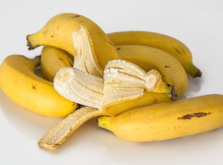 Non buttate le bucce delle banane e delle mele: ecco spiegato il motivo