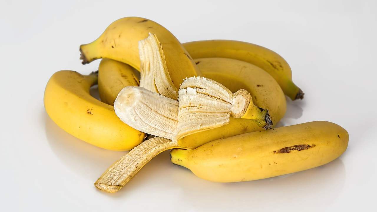 Non buttate le bucce delle banane e delle mele: ecco spiegato il motivo