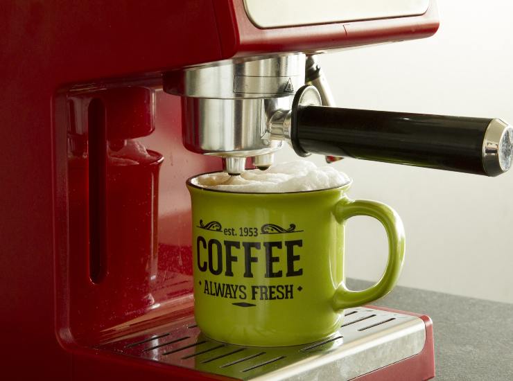 Addio calcare per la macchina del caffè: ecco come pulirla senza rovinarla