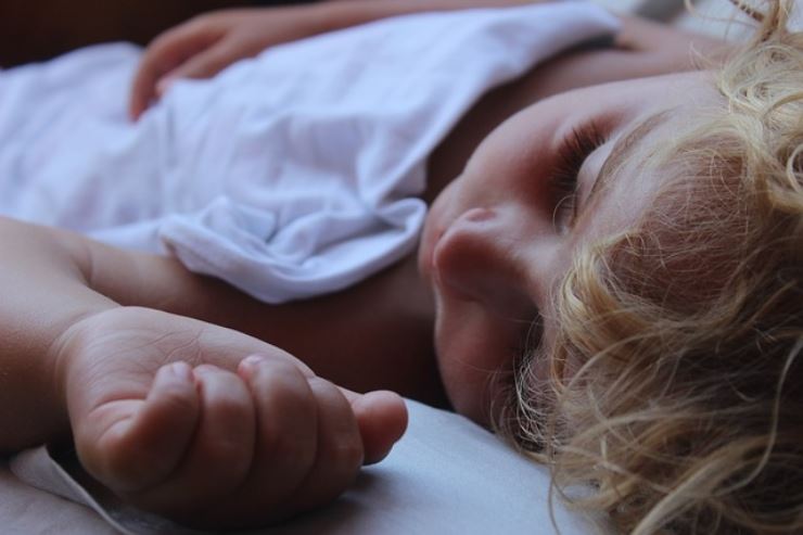 Come abituare i bambini a dormire da soli senza lagne e capricci