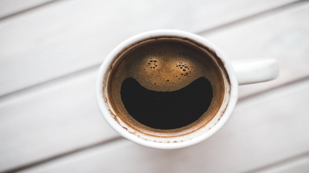 Come togliere le macchie di the e caffè dalle tazze: la soluzione infallibile per il tuo servizio