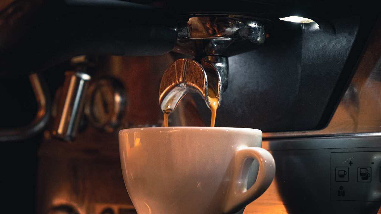 Addio calcare per la macchina del caffè: ecco come pulirla senza rovinarla