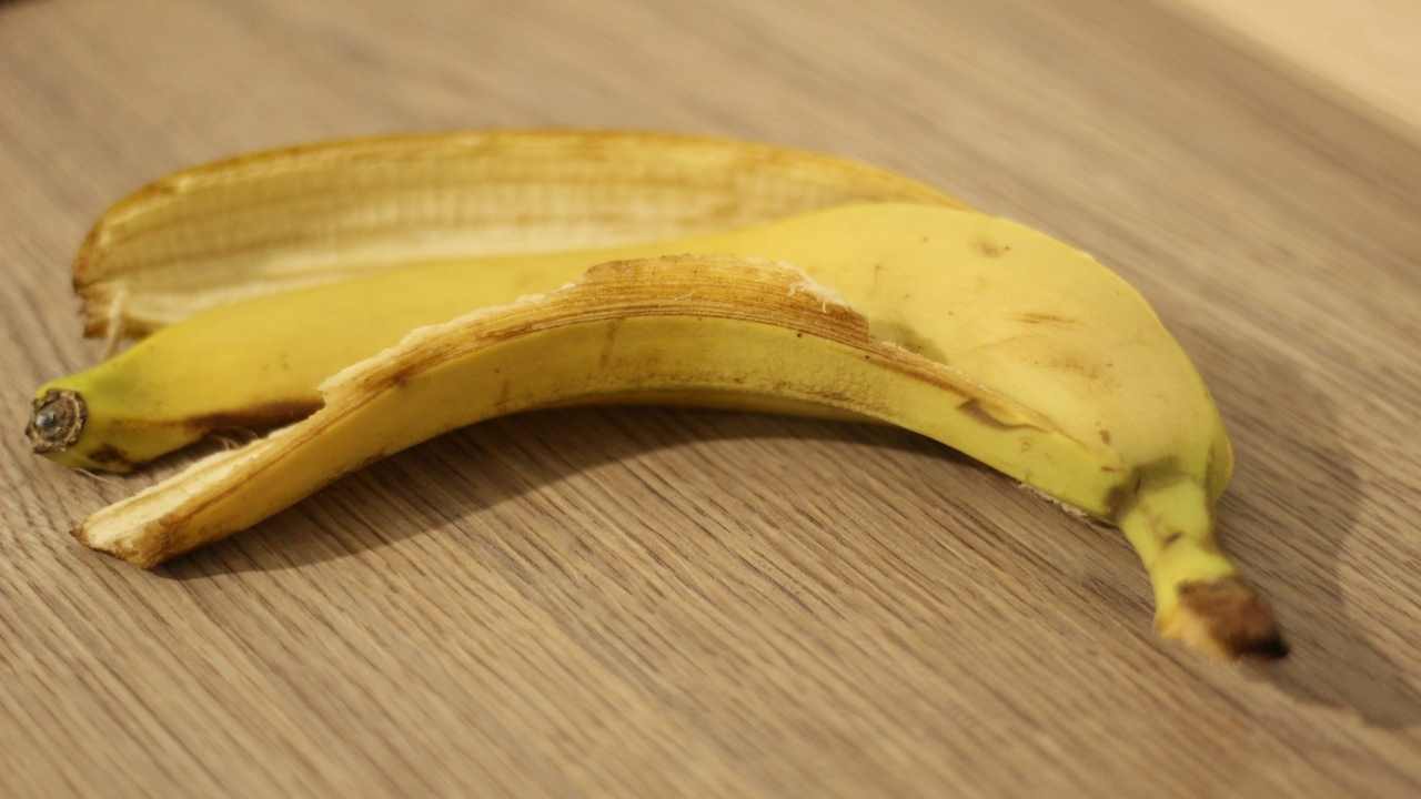 ecco perche non dovresti mai buttare le bucce di banana, incredibile a cosa servono
