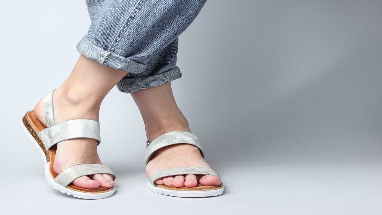 Jeans e sandali: la tendenza per la primavera-estate 2022 che trova tutte d'accordo