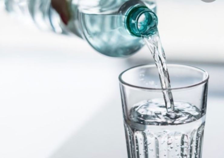 Ecco cosa accade se non bevi abbastanza acqua: i segnali da non sottovalutare