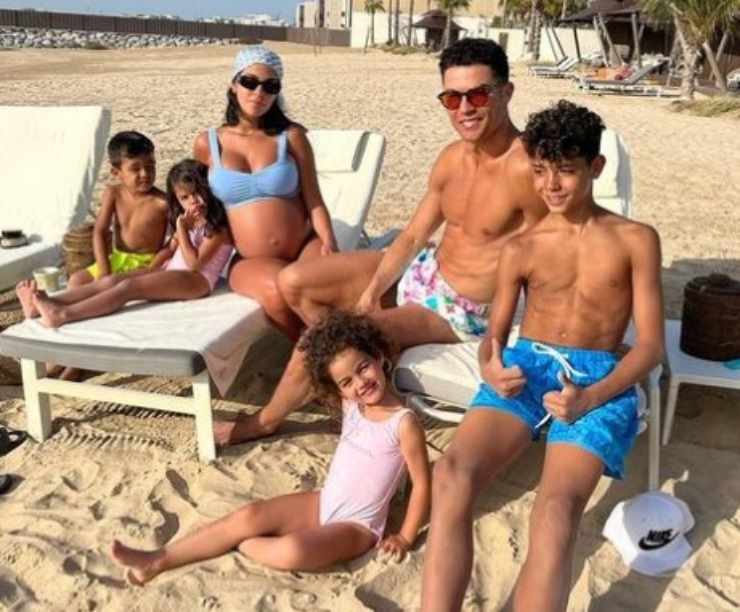Cristiano Ronaldo: ecco quanto versa ogni mese alla fidanzata e madre dei suoi figli