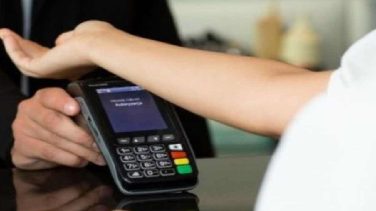 L'uomo cyber, 32 chip sottocutanei, paga avvicinando il braccio al pos