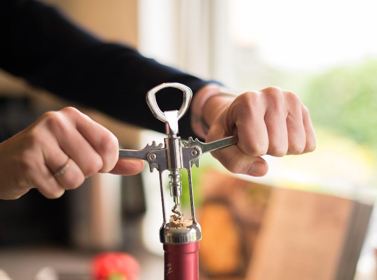 devi aprire una bottiglia di vino? ma non hai un cavatappi ?ecco come fare