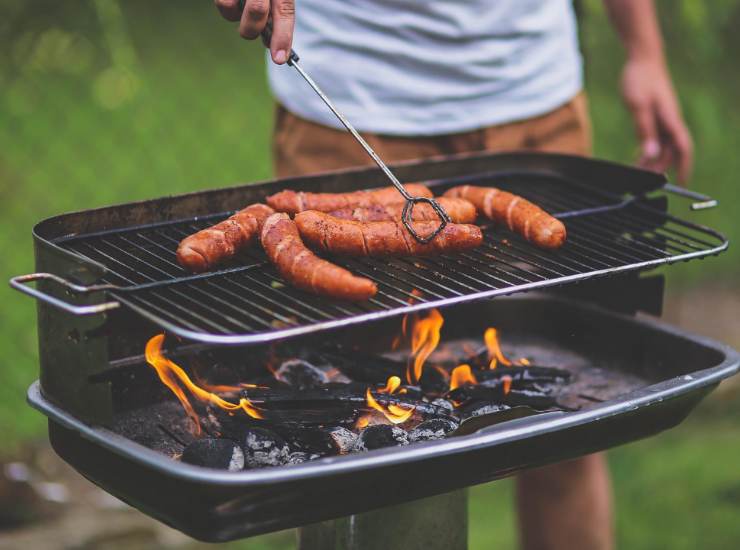 come far tornare nuova la griglia del barbecue con questi trucchetti