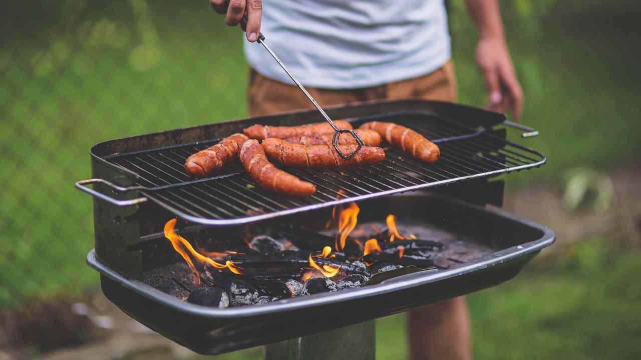 come far tornare nuova la griglia del barbecue con questi trucchetti