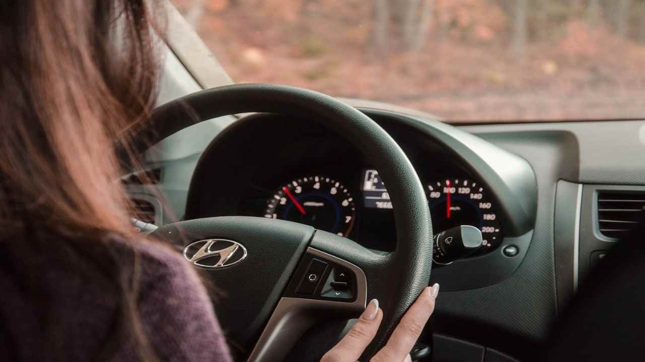 Se hai questa patente e guidi queste auto rischi una multa da 700 euro: ecco cosa dice la legge