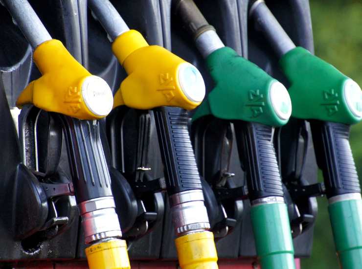 Caro benzina e rimedi: la multa di 7000 euro che deve scoraggiare gli automobilisti