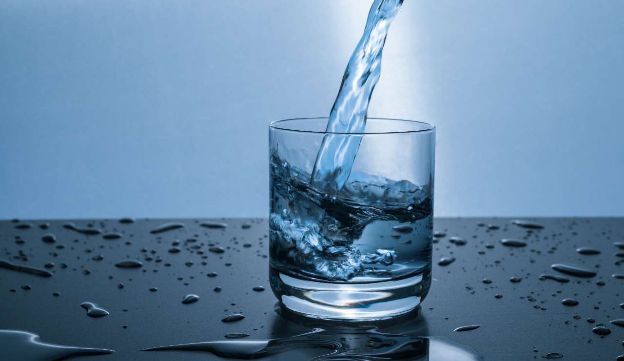 bere acqua dimagrire 20220418 - Nonsapeviche.com