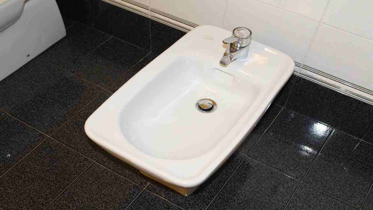 il bidet intasato e l'acqua ristagna ecco cosa bisogna fare per liberarlo