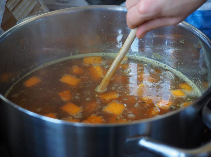 Il miglior brodo per i tortellini è fatto così: parole di Barbieri