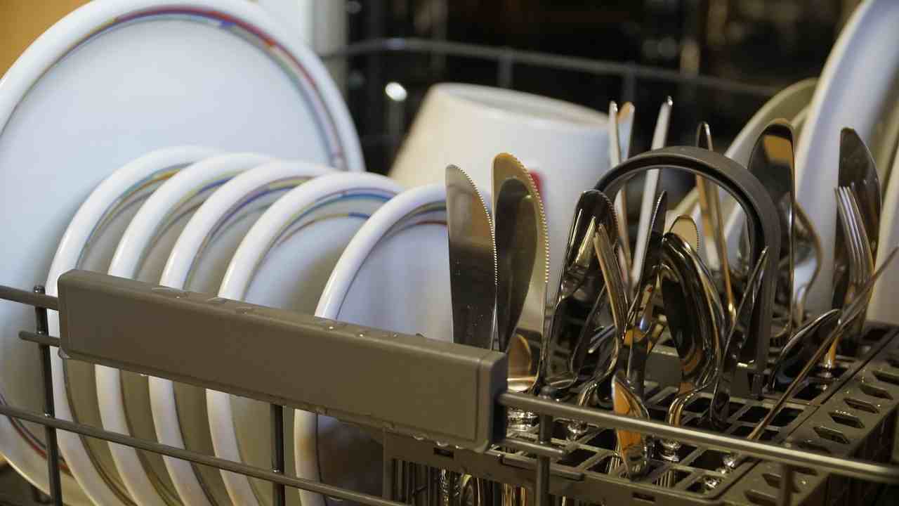 6 cose che non dovresti mai mettere nella lavastoviglie