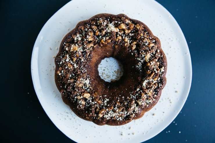 Per gli amanti delle ricette classiche, non può non mancare un riferimento al ciambellone al cioccolato. Per la ricetta occorre semplicemente preparare la farina, il lievito, le uova, lo zucchero, il latte e ovviamente il cioccolato. Amalgamate per bene gli ingredienti, et voilà, il vostro ciambellone al cioccolato è pronto per essere infornato!