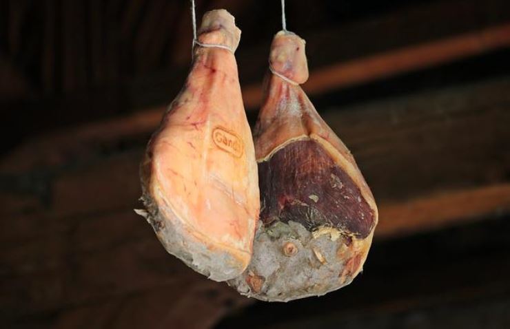 Il prosciutto crudo si scurisce subito? Ecco come conservarlo al meglio