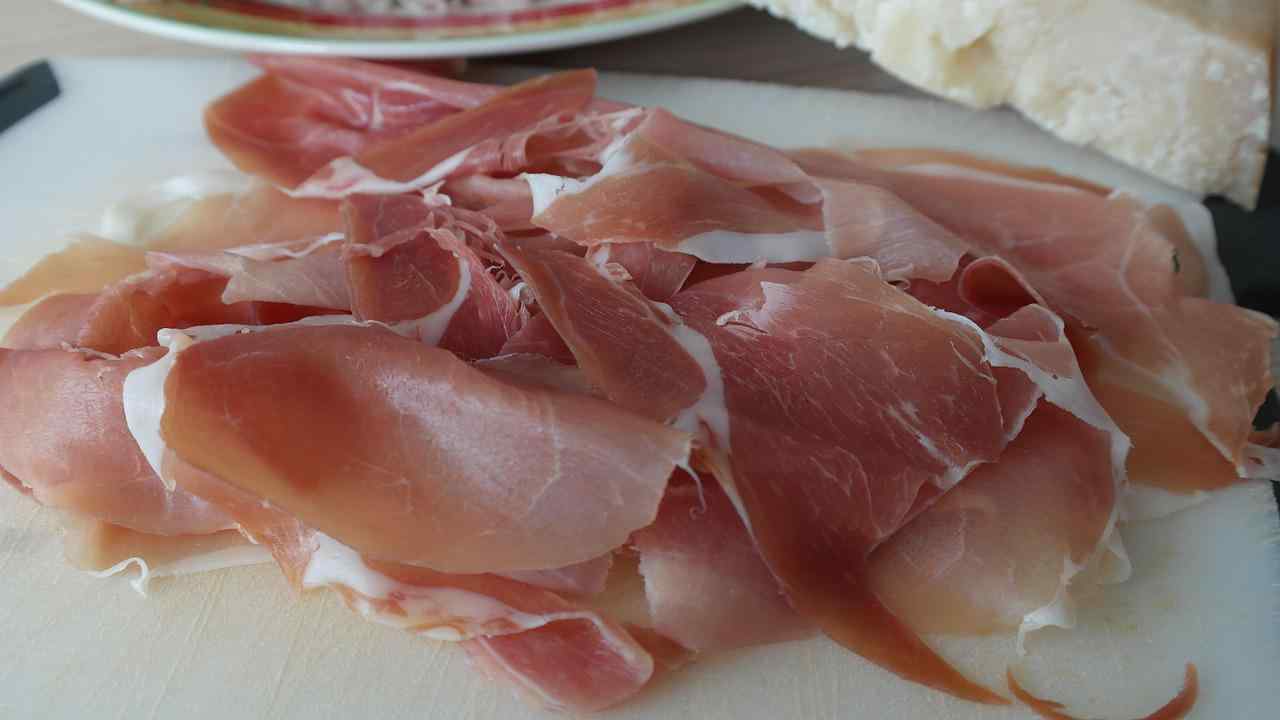 Il prosciutto crudo si scurisce subito? Ecco come conservarlo al meglio