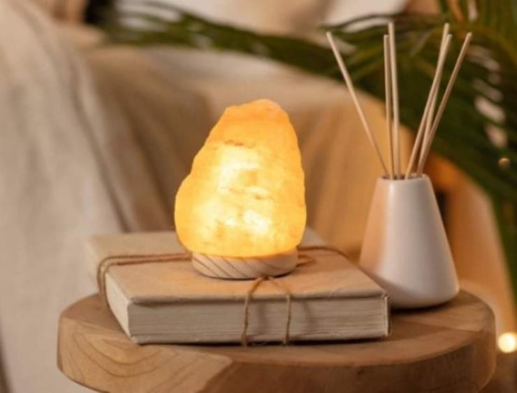 Ecco per che dovreste avere una lampada di sale in casa