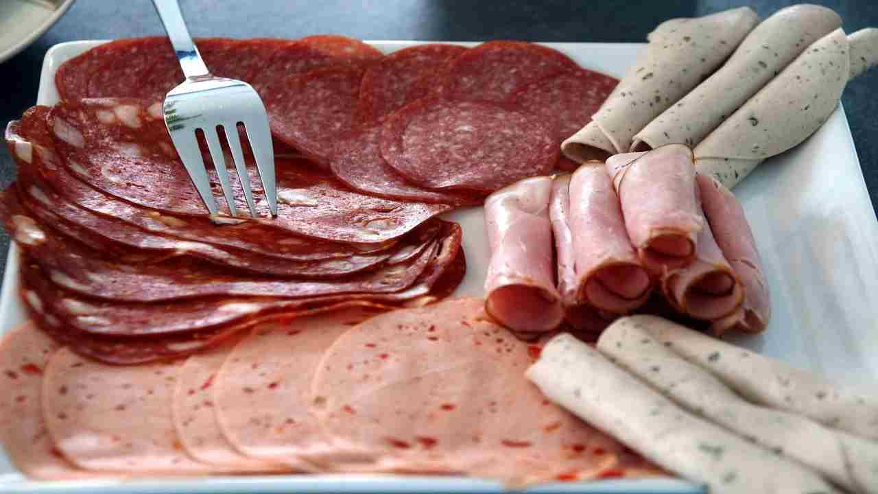 Sei piu esposto ai tumori se mangi carne processata e rossa, ecco cosa dicono gli studi