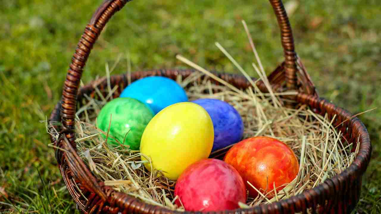 come colorare le uova sode per pasqua con gli ingredienti che avete in dispensa