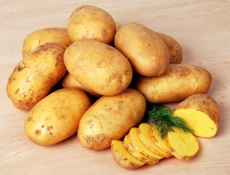 Come conservare le patate e non farle germogliare: 2 trucchi infallibili