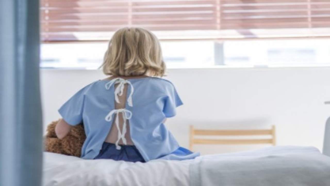 Epatite acuta nei bambini, aumentati i casi: il sintomo da tenere d'occhio