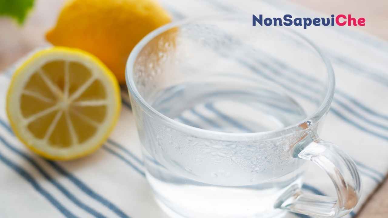 Il limone fa bene ma non vi hanno detto tutta la verità su bere acqua calda e limone al mattino: eccola!