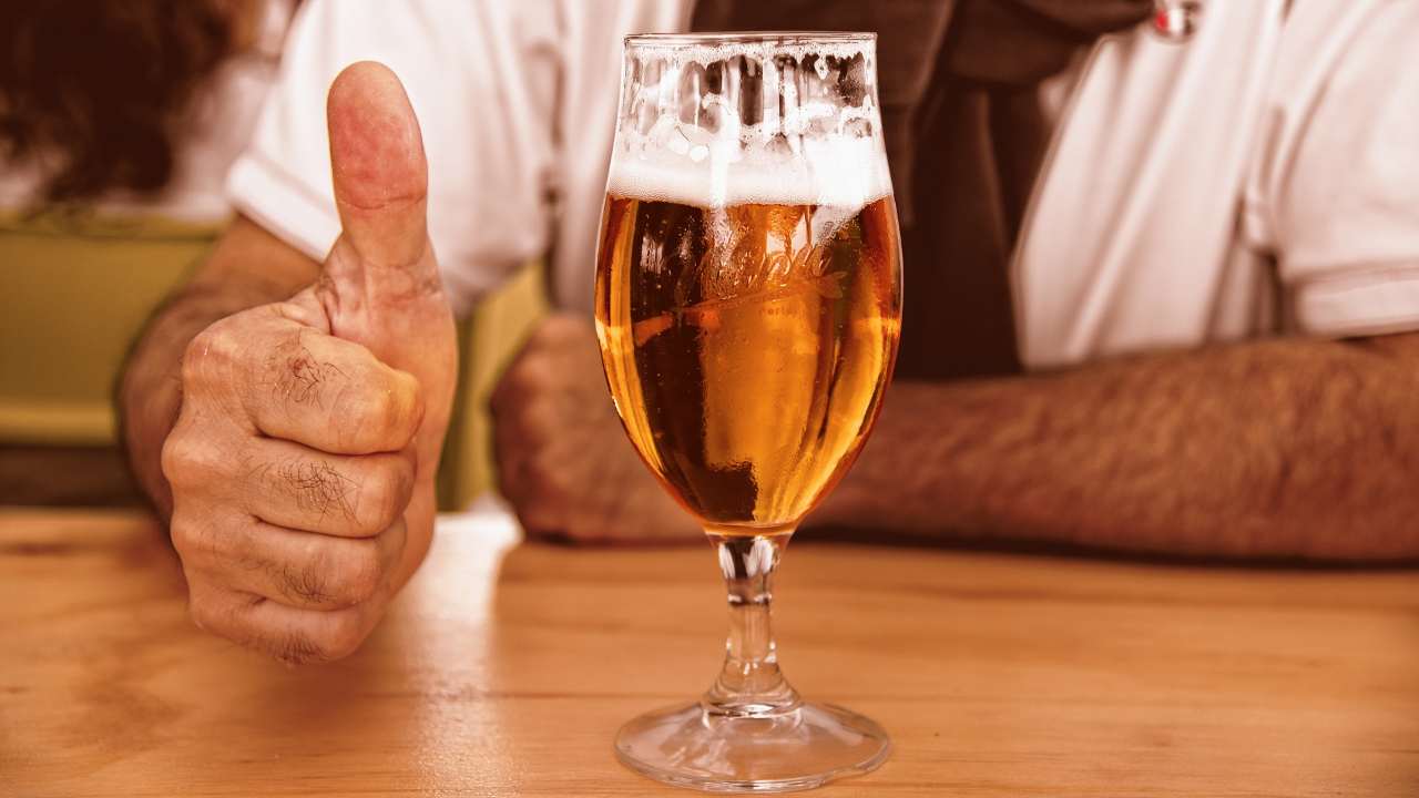 La birra è una delle bevande più amate dell'estate. Ma questa bevanda fa davvero ingrassare? Ecco la risposta degli esperti