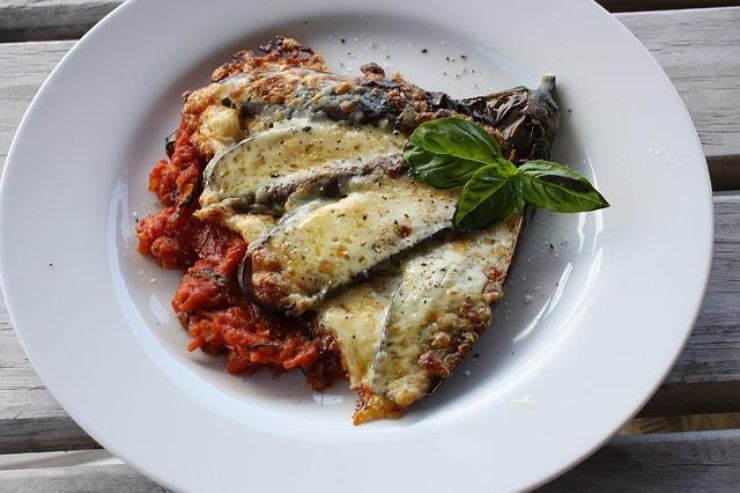 Chi dice che la parmigiana se sei a dieta non la puoi mangiare? Ecco la versione light.