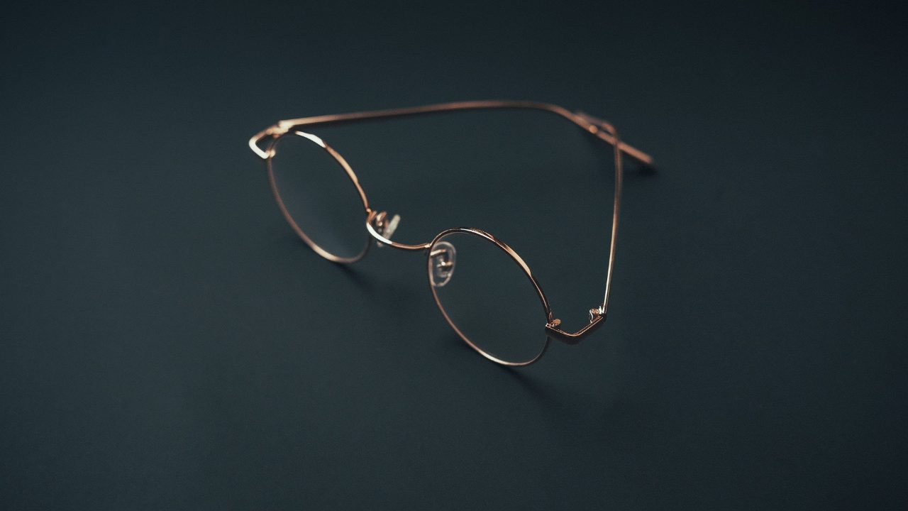 non sopporti più i tuoi occhiali? finalmente puoi buttarli con questo intervento agli occhi!