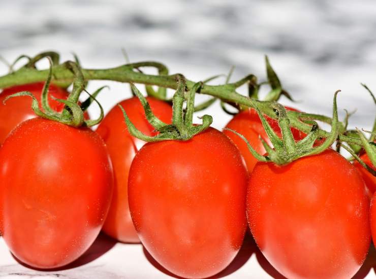 pomodori in bottiglia o barattolo, ecco il segreto delle nonne, per una ricetta infallibile!