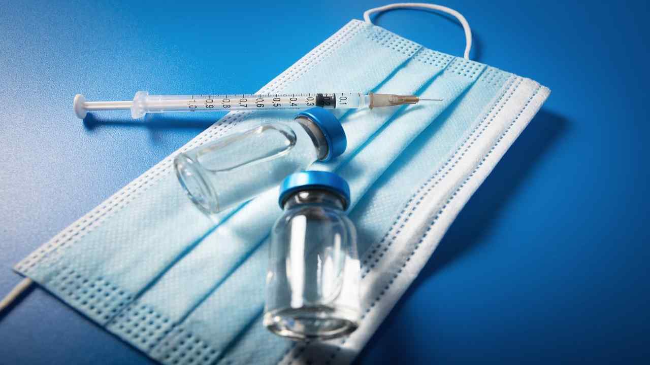 Vaccino anticovid è di nuovo allerta: ecco quale viene limitato negli USA