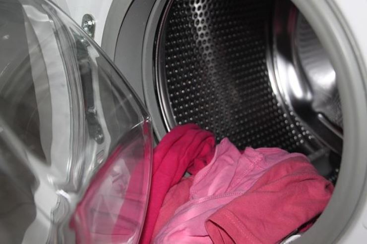 La lavatrice non va solamente pulita, ma anche igienizzata, ecco come