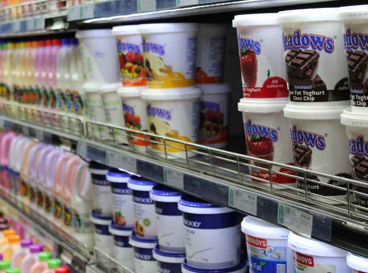 Via la data di scadenza dagli yogurt, ecco la decisione e dove già sta avvenendo
