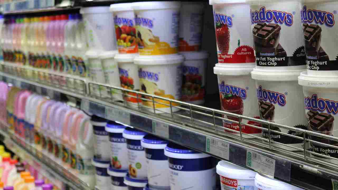 Via la data di scadenza dagli yogurt, ecco la decisione e dove già sta avvenendo